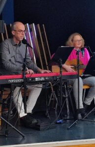 Christoph (Piano) und Kerstin (Gitarre) sangen mitziehend von vorn.